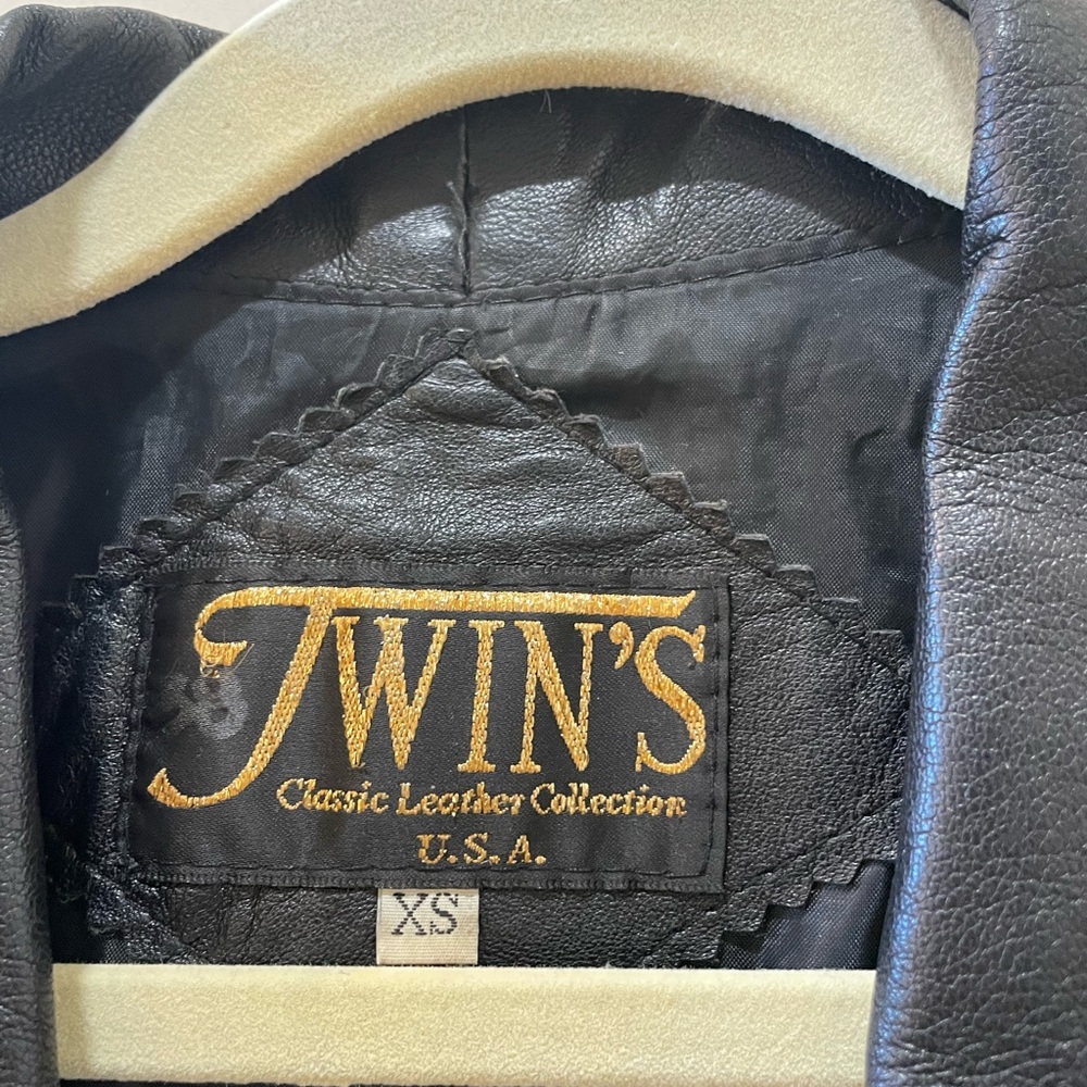 Vintage Twins Classic Leather Cropped Black Leather Jacket - Picture 2 of 6